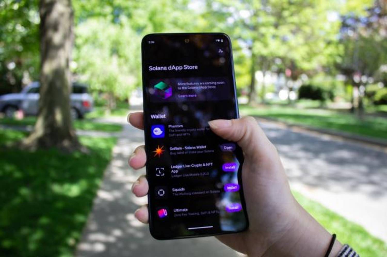 Solana Mobile's Saga dApp Store Rolls Out Ratings and Reviews Feature